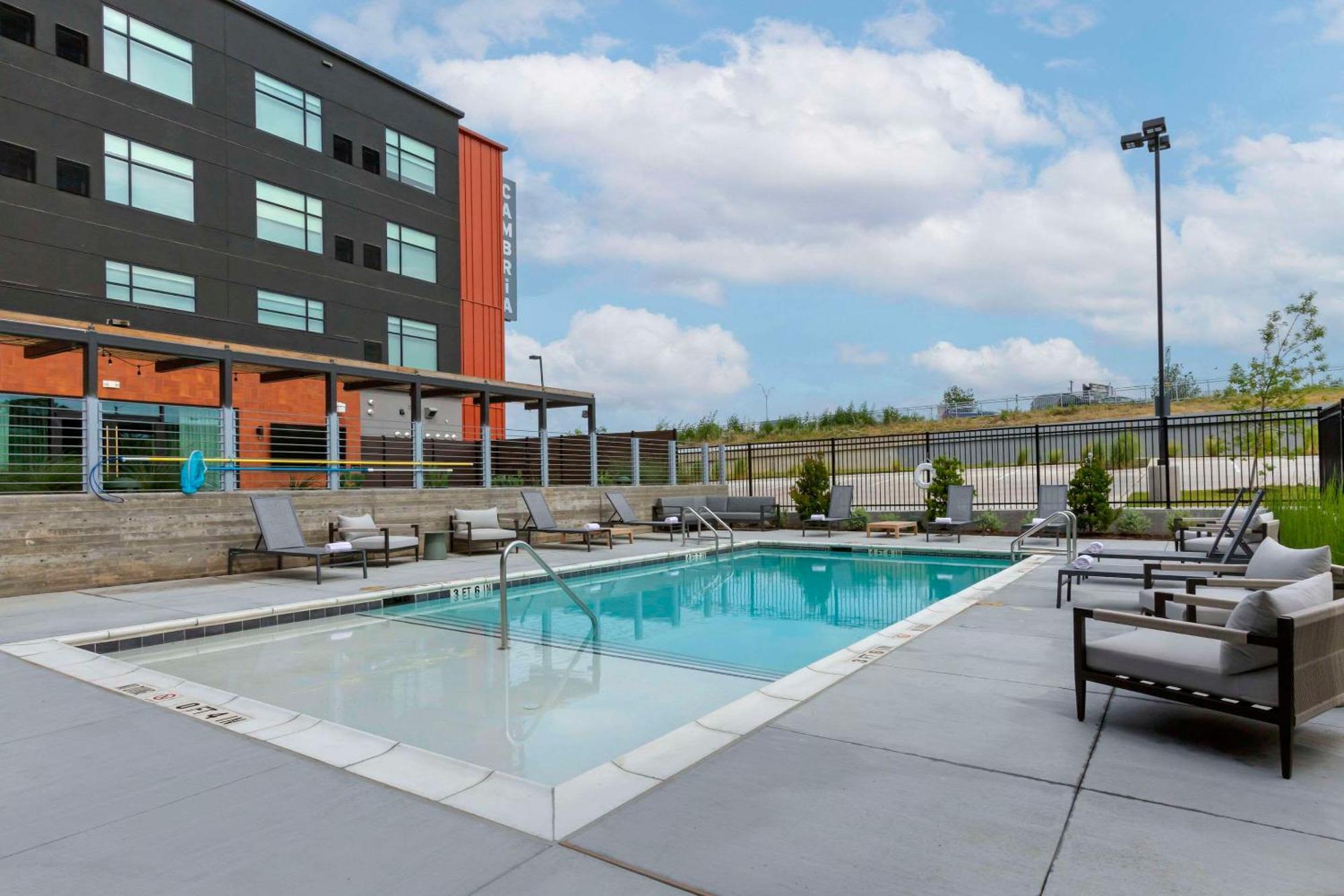 Cambria Hotel Austin Airport Exterior foto